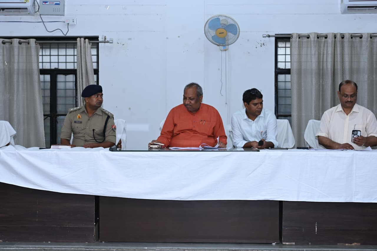 कानपुर देहात के प्रभारी मंत्री  डा0संजय निषाद की पुखरायां में बाढ़ की समीक्षा बैठक